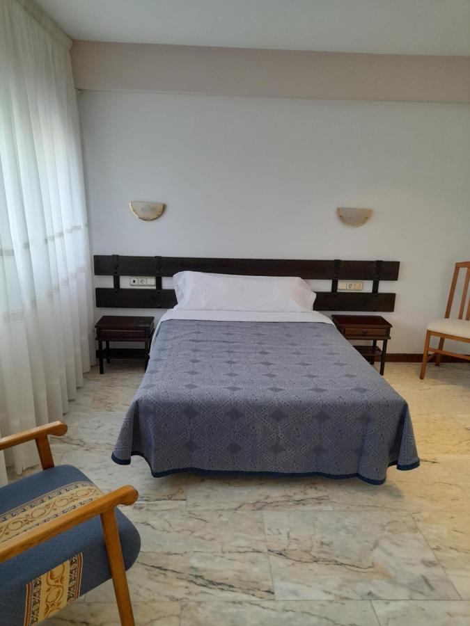 Hotel Os Carballos Sigueiro Exteriör bild